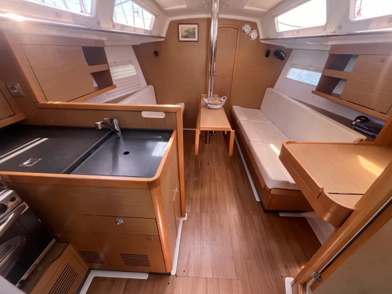 Jeanneau Sun Odyssey 319 jednotlivci a charterové společnosti v Cannigione