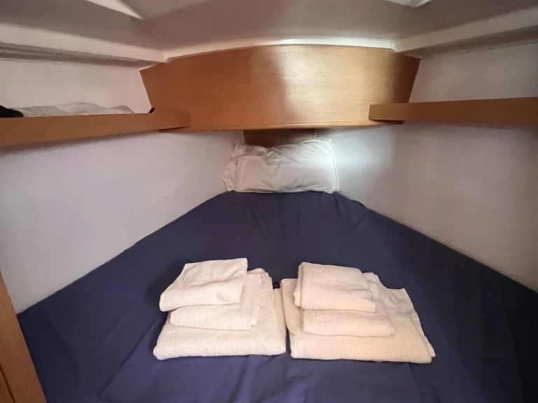 Pronajmout si Jeanneau Sun Odyssey 319 v Cannigione