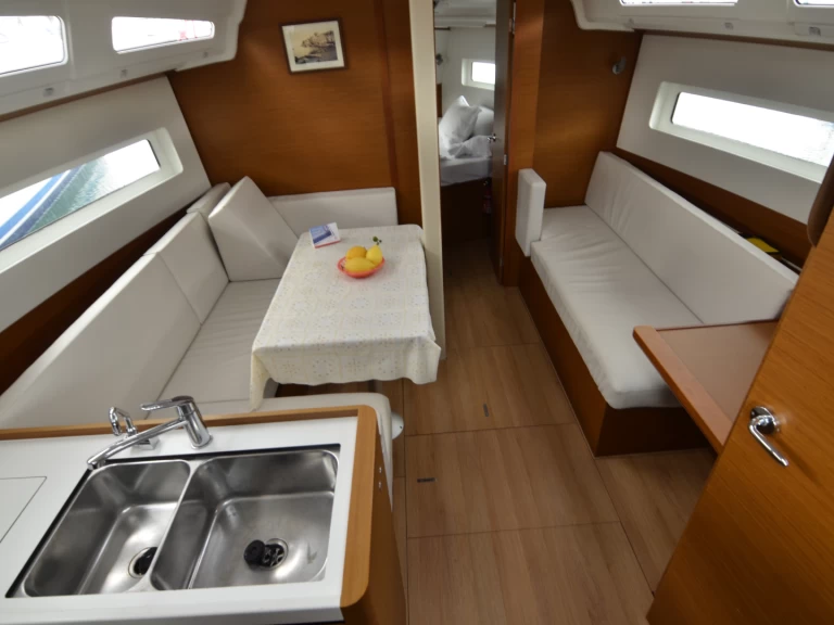 Pronájem Plachetnice v Cannigione -Jeanneau Sun Odyssey 380