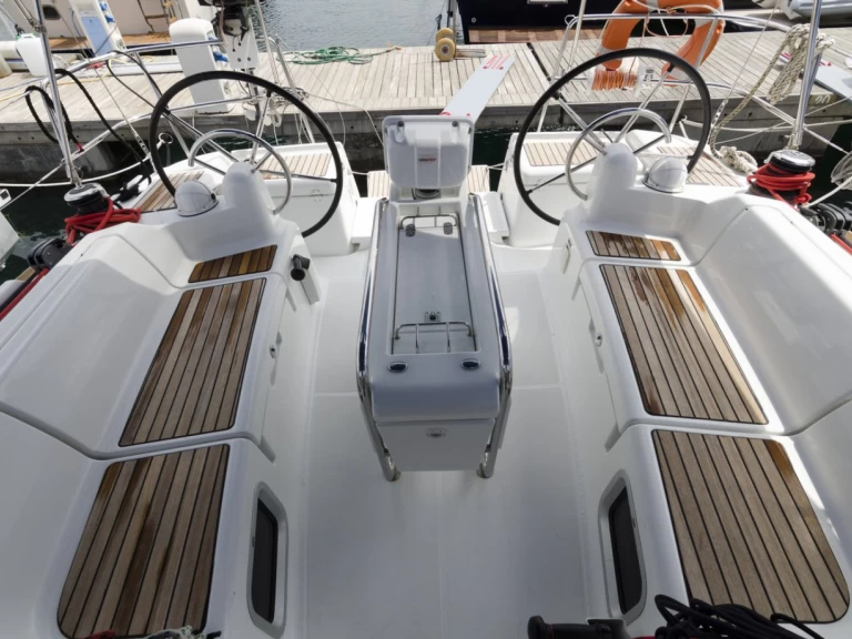 Pronájem lodi Procida lákavé ceny Sun Odyssey 409