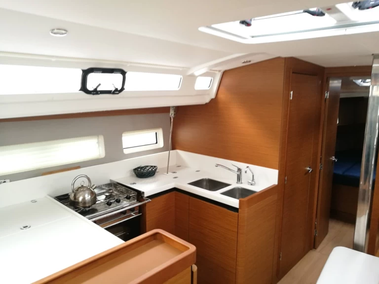 Pronajmout si Jeanneau Sun Odyssey 440 v Furnari