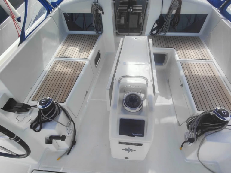 Pronajmout si Jeanneau Sun Odyssey 440 v Procida