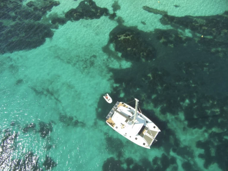 Pronajmout Katamarán se skipperem či ne Lagoon v Figari
