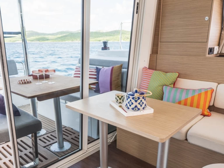 Pronajmout Katamarán se skipperem či ne Lagoon v Figari