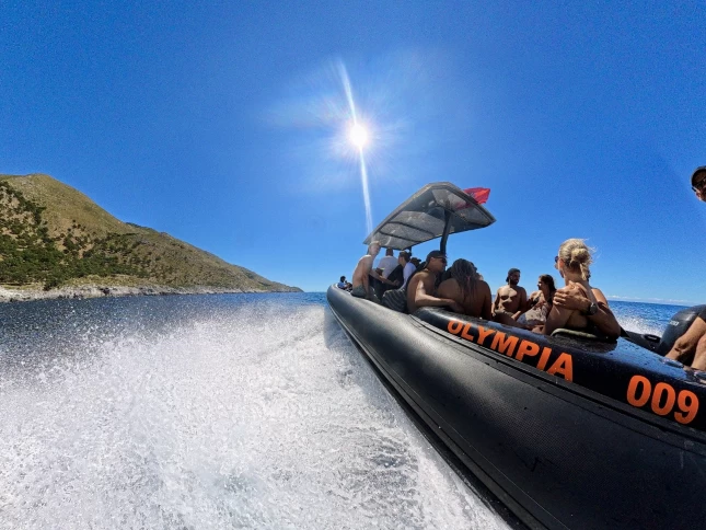 Polotuhá loď k pronájmu v Vlorë za nejlepší cenu