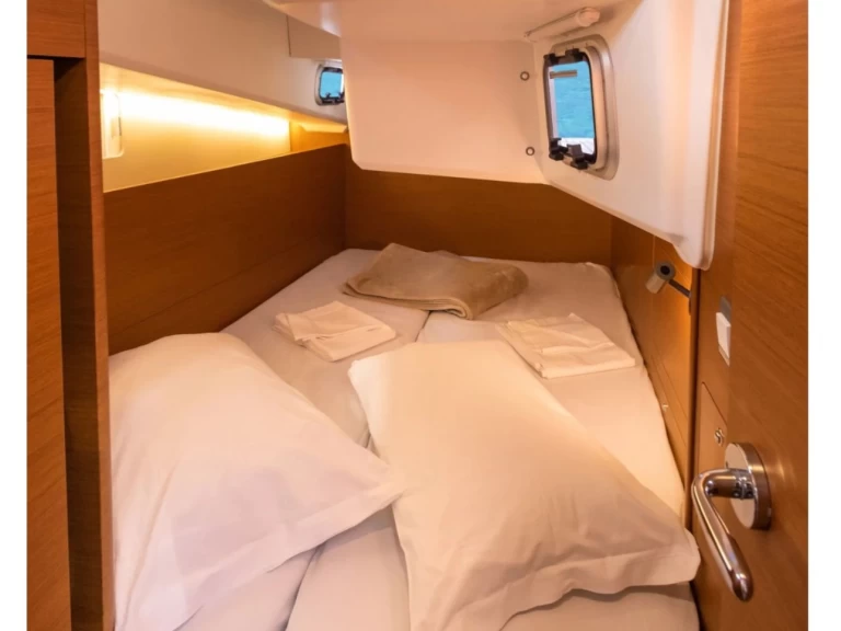 Pronajmout Plachetnice se skipperem či ne Jeanneau v Vibo Marina