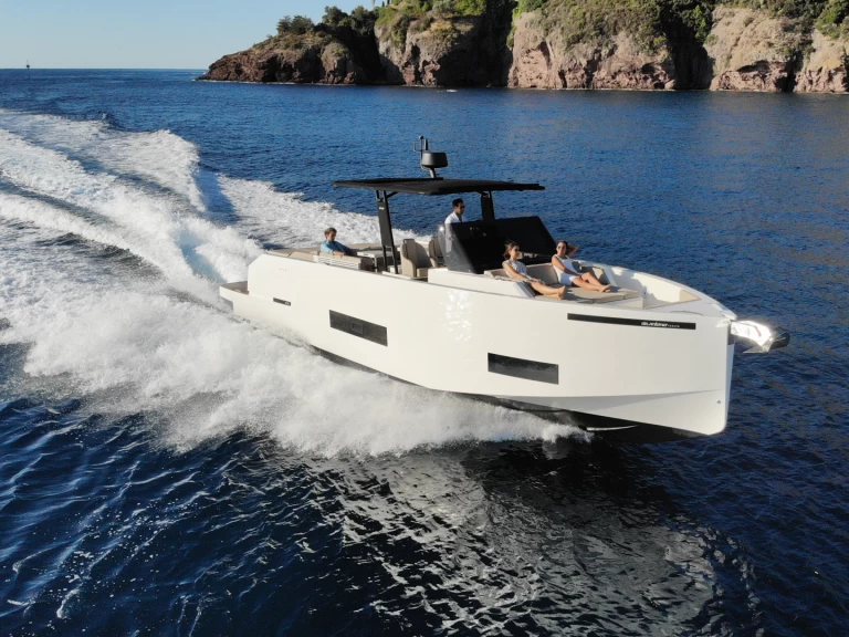 De Antonio De Antonio D42 Open jednotlivci a charterové společnosti v Lavrio