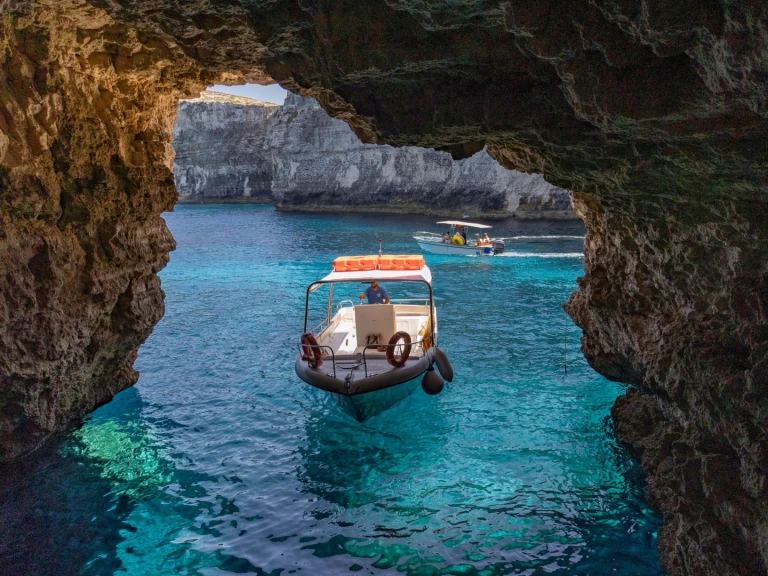 Pronajmout Motorová loď se skipperem či ne Chadron v Svět