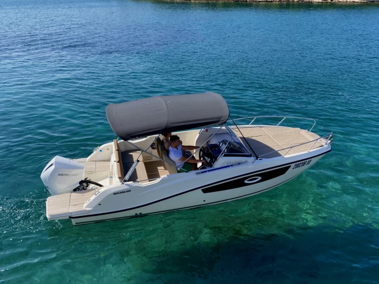 Pronajmout si Quicksilver Activ 675 Sundeck v Tribunj