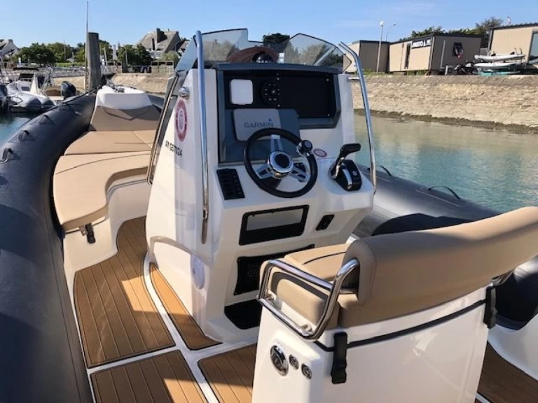 Pronájem Polotuhá loď Bwa s licencí