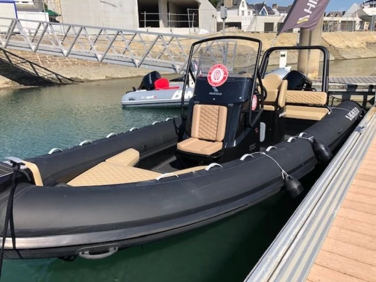 Highfield HIGHFIELD 700 jednotlivci a charterové společnosti v La Trinité-sur-Mer