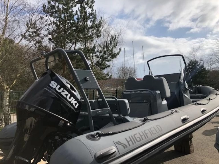 Pronajmout Polotuhá loď se skipperem či ne Highfield v Port-Haliguen