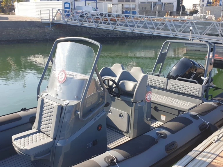 Polotuhá loď k pronájmu v Port-Haliguen za nejlepší cenu