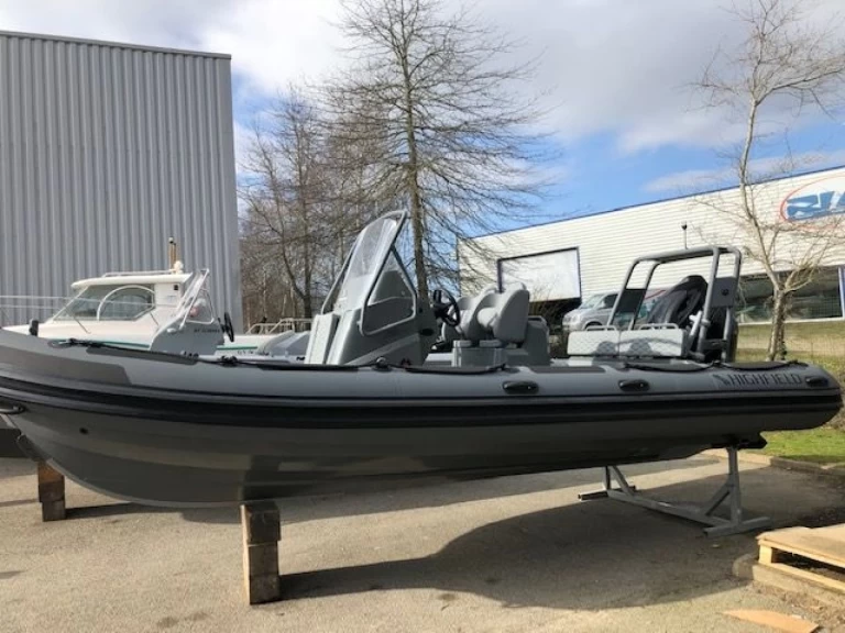 Pronajmout Polotuhá loď se skipperem či ne Highfield v Port-Haliguen