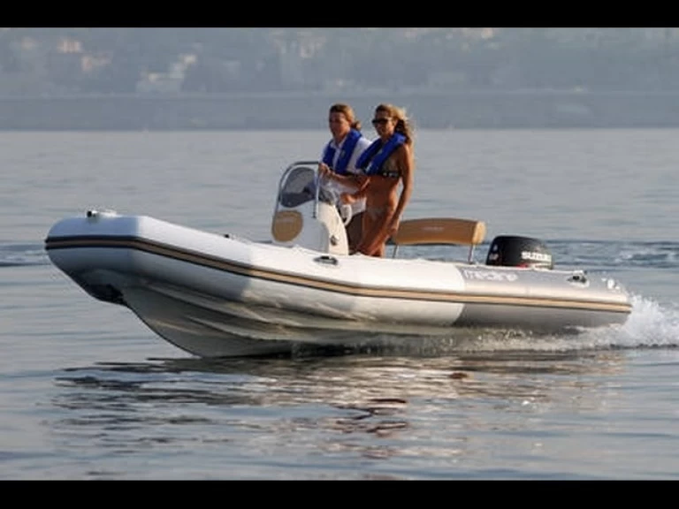 Pronájem Polotuhá loď Zodiac s licencí