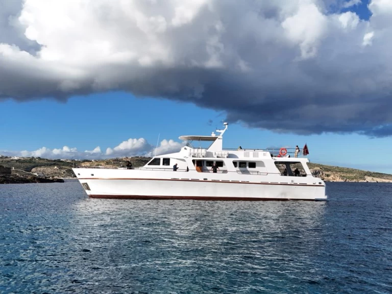 Pronájem Motorová loď Pathfinder s licencí