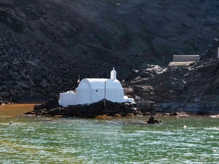 Pronajmout si Targa 46 v Santorini Port