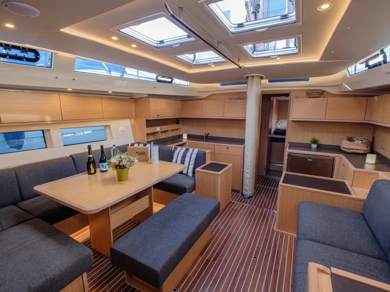 Pronajmout si Bavaria Bavaria C57 v Lavrio