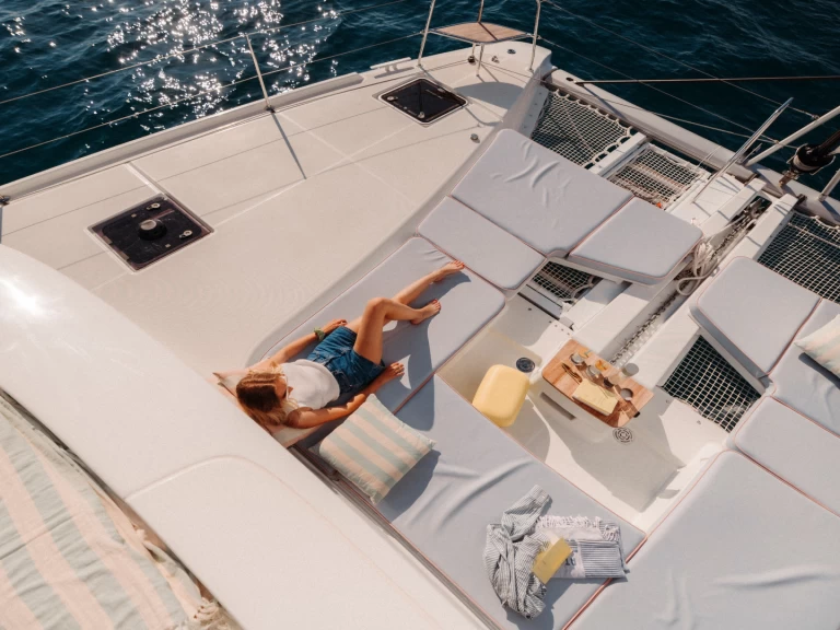 Pronajmout Katamarán se skipperem či ne Lagoon v Alimos