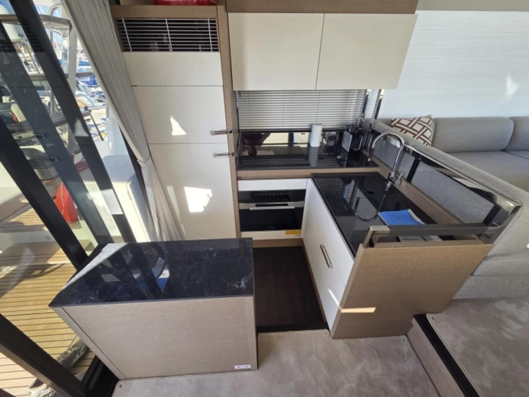 Pronajmout si Prestige Prestige 520 Fly v Šibenik 