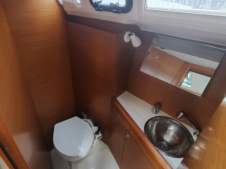 Jeanneau Sun Odyssey 349 jednotlivci a charterové společnosti v Drage