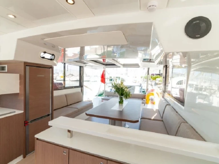 Bali Bali Catspace Voile jednotlivci a charterové společnosti v Ibiza Town