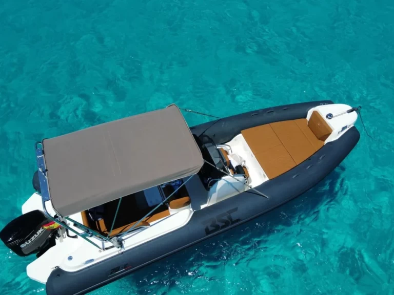 Polotuhá loď k pronájmu v Arbatax za nejlepší cenu