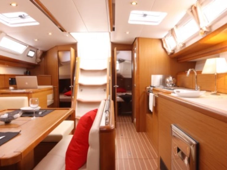 Pronajmout Plachetnice se skipperem či ne Jeanneau v Pirovac