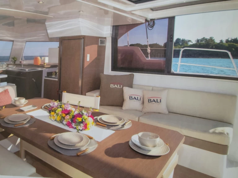 Bali Bali Catspace Voile jednotlivci a charterové společnosti v Parham Town