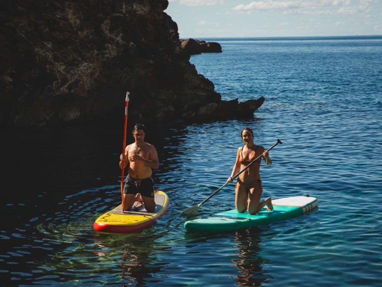 Pronajmout Katamarán se skipperem či ne Lagoon v Es Jondal