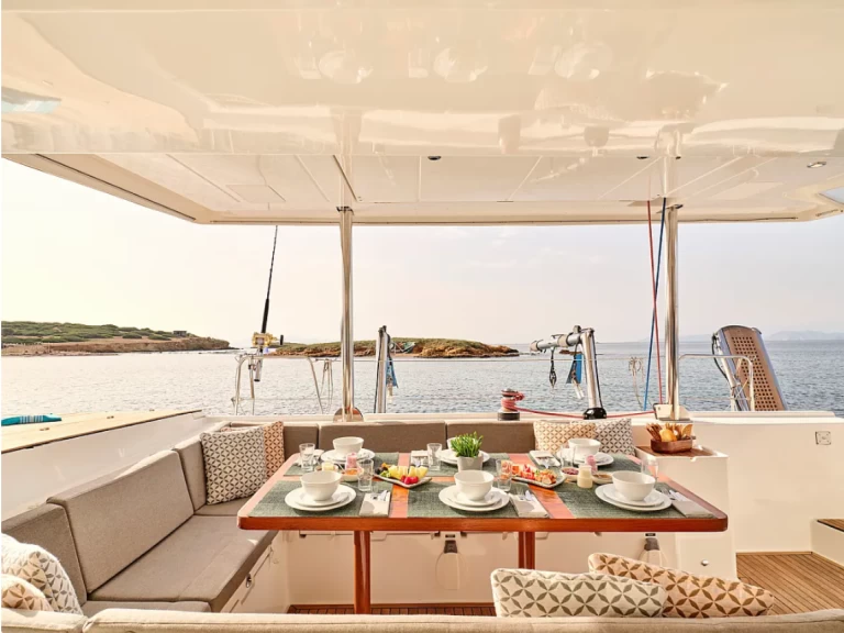 Pronajmout Katamarán se skipperem či ne Lagoon v Alimos