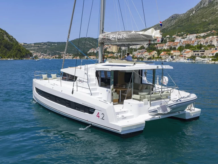 Pronájem Katamarán Bali s licencí