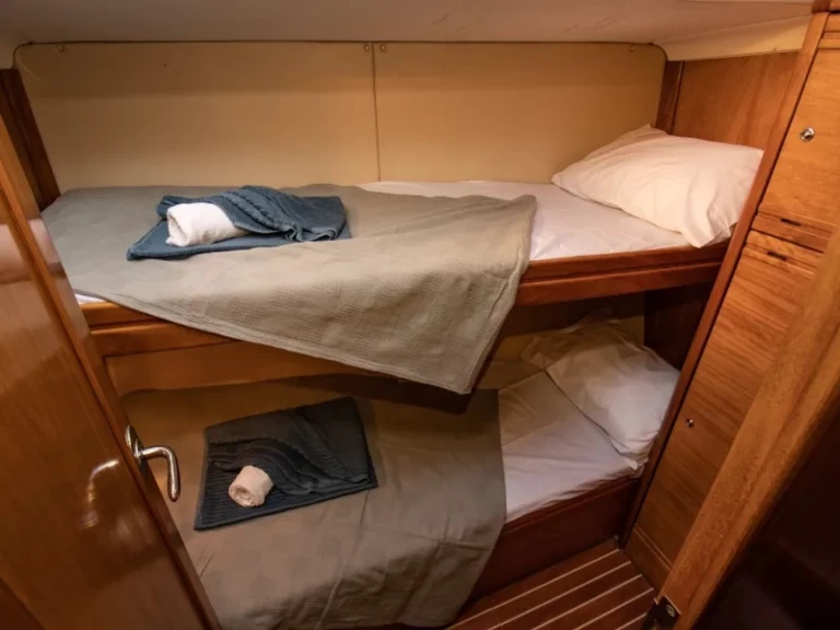 Pronajmout Plachetnice se skipperem či ne Bavaria v Nikiána