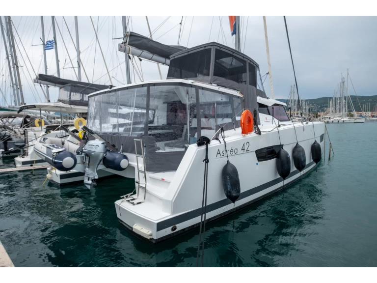 Pronájem Katamarán Fountaine Pajot s licencí