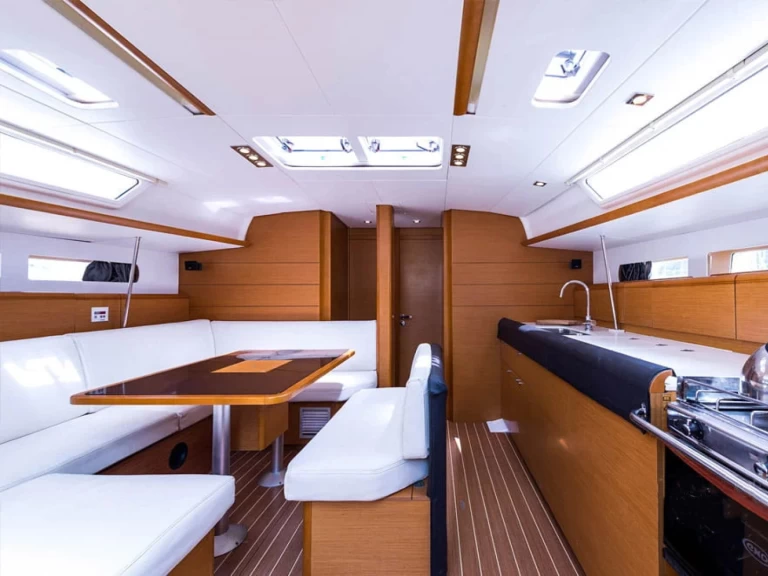 Pronajmout Plachetnice se skipperem či ne Jeanneau v Nikiána