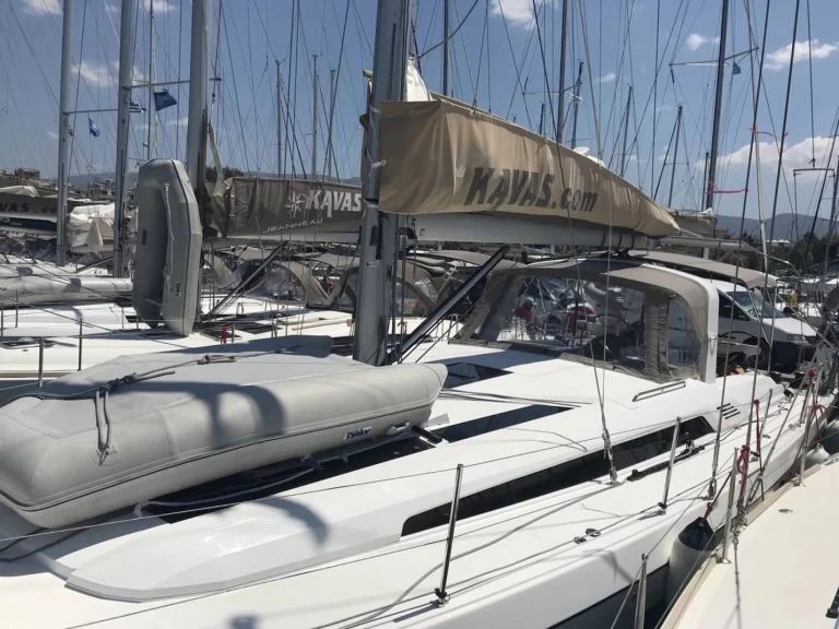 Pronájem lodi Nikiána lákavé ceny Oceanis 51.1