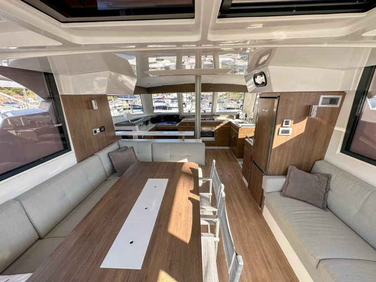 Katamarán k pronájmu v Kaštel Gomilica za nejlepší cenu