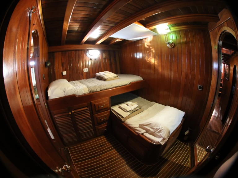 Pronajmout Plachetnice se skipperem či ne  v Salerno