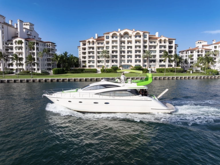 Pronajmout si Aicon Aicon 62 SL v Miami