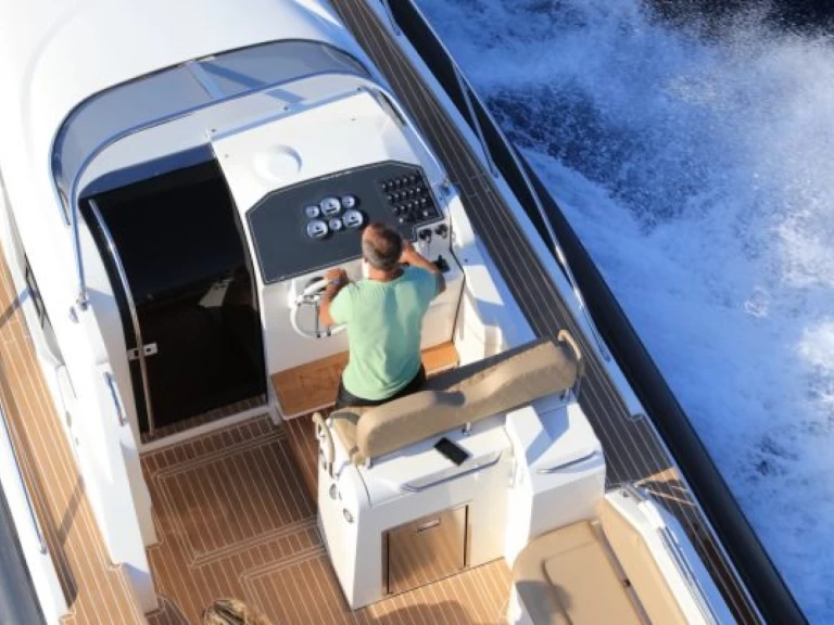 Pronájem Polotuhá loď Nuova Jolly s licencí