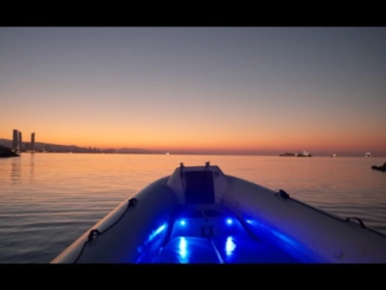 Polotuhá loď k pronájmu v Limassol Marina za nejlepší cenu