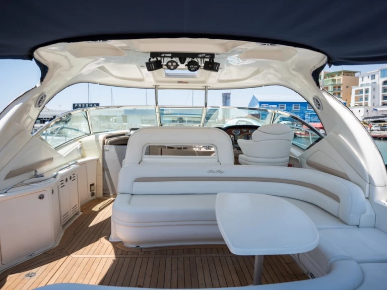 Pronájem Motorová loď Sea Ray s licencí