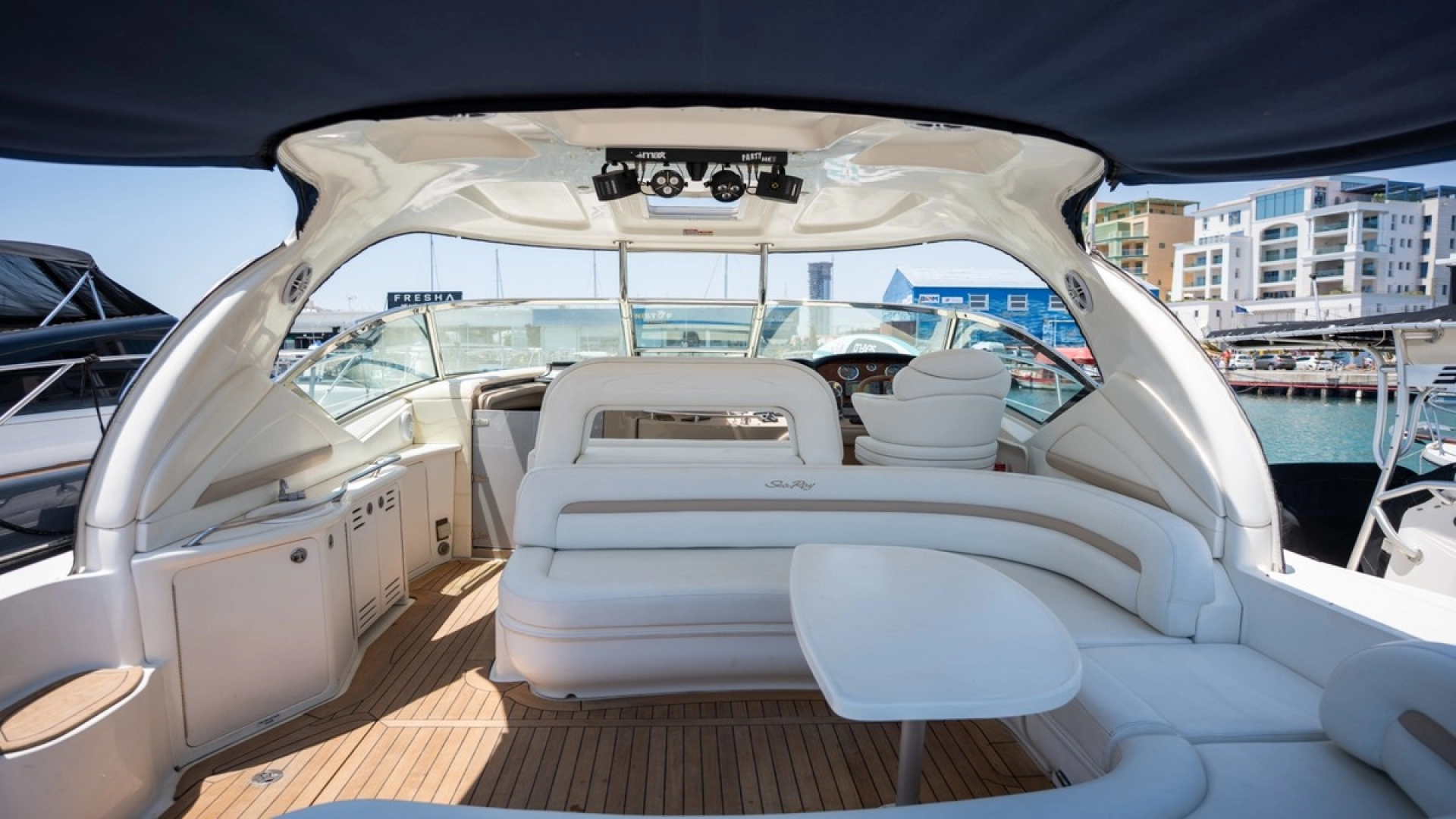 Pronájem Motorová loď Sea Ray s licencí