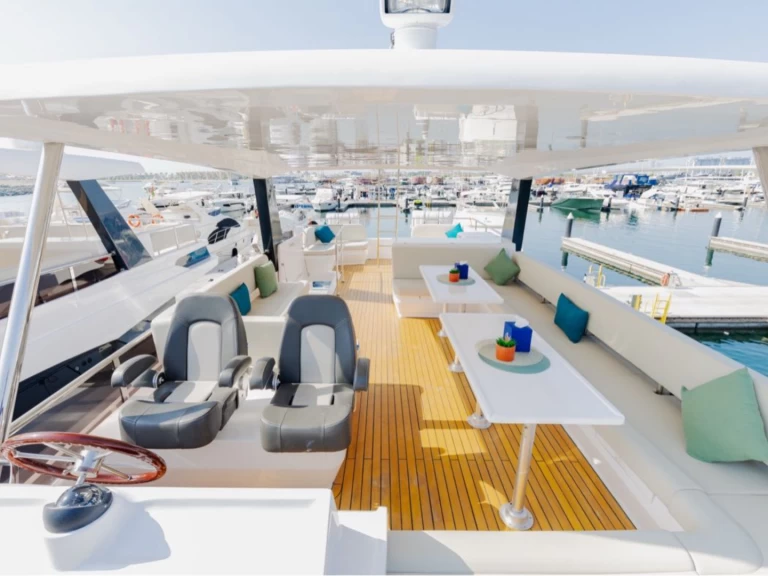 Pronajmout Jachta se skipperem či ne Gala v Dubai Marina