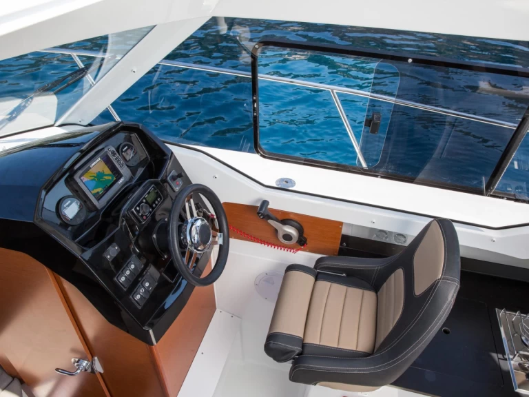 Pronájem Motorová loď Jeanneau s licencí