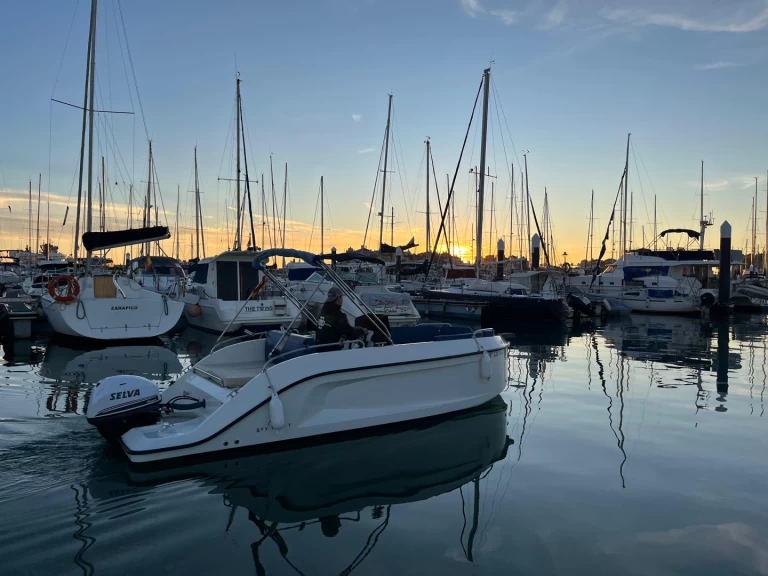 Pronajmout Motorová loď se skipperem či ne Bey Yacht v El Puerto de Santa María
