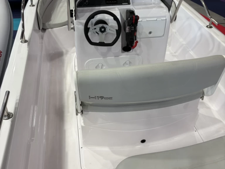 4XC H19CC jednotlivci a charterové společnosti v Saint-Florent