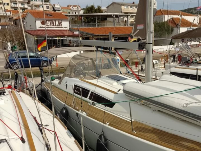 Pronajmout si Jeanneau Sun Odyssey 33i v Gouvia
