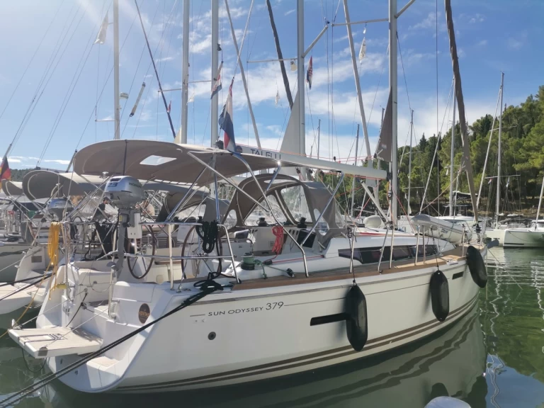 Pronájem jachty v Gouvia -Jeanneau Sun Odyssey 379 na Samboatu