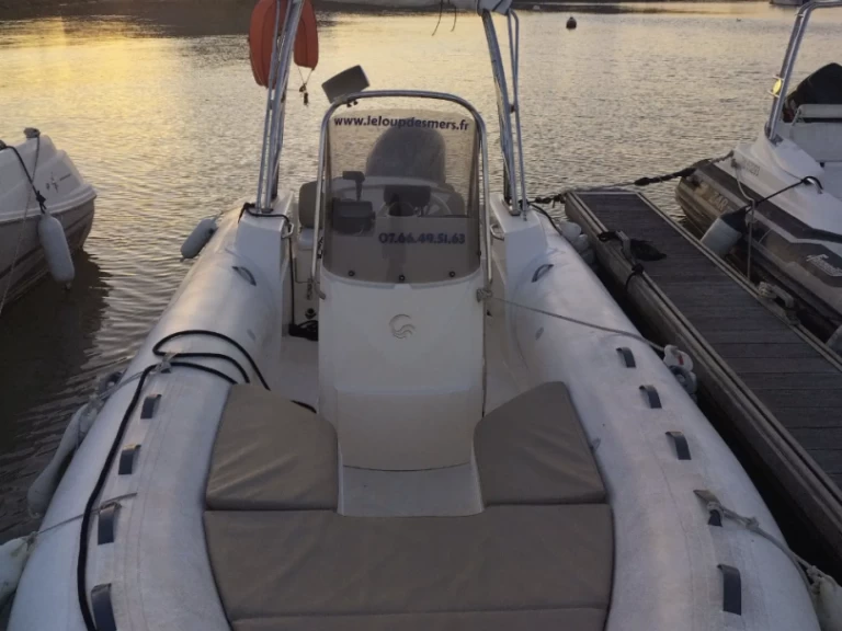 Polotuhá loď k pronájmu v Châtelaillon-Plage za nejlepší cenu